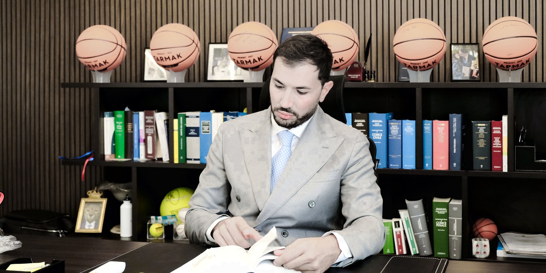 Avv. Vincenzo Melara seduto alla scrivania del suo studio a Palmi
